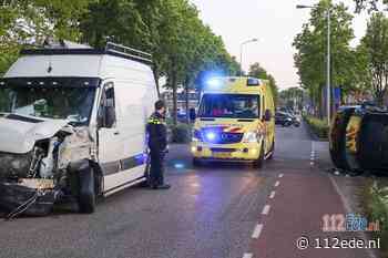 Ravage na aanrijding op kruising in Wekerom