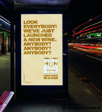 Brits wijnmerk lanceert buitencampagne met flinke dosis zelfspot