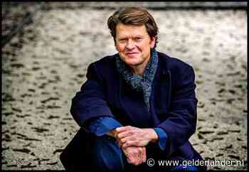 Beau deelt oranje tompouces uit aan daklozen: ‘Ook voor hen is het Bevrijdingsdag’