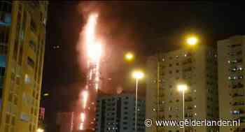 Enorme brand in wolkenkrabber in Emiraten