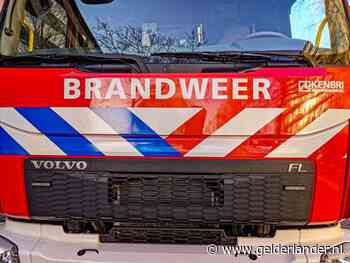 Auto te water in Doetinchem, brandweer zoekt naar inzittenden