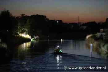 Auto te water in Doetinchem, brandweer vindt geen inzittenden