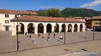 Erba, fotografa i colleghi inginocchiati in piazza mercato - IL GIORNO