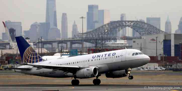 Investors bet against Warren Buffett as airline ETF sees 1600% surge in fund flows (JETS, AAL, UAL, LUV, DAL, BRKB, BRK.B)