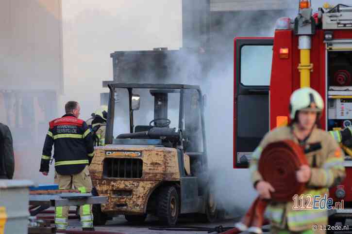 Brandweer Renswoude blust brand bij spuitbedrijf van brandweerman in Ederveen