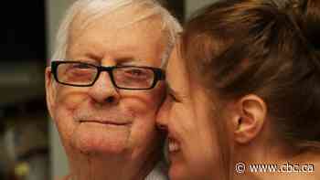 Roméo 'Pépé' Boudreau, 97, plays the piano in lockdown, thanks to staff's 'nothing is too crazy' attitude
