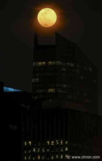 The last supermoon of 2020, a 'flower moon,' rises tonight