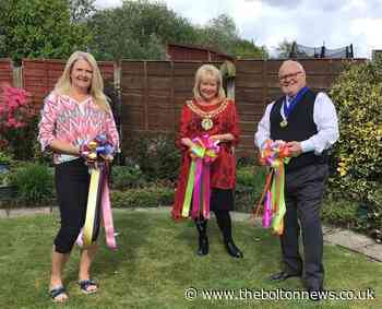 Bolton mayor raises raise thousands for Fortalice with ribbon bows - The Bolton News