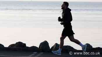Ymestyn y cyfyngiadau ond llacio rhai rheolau yng Nghymru