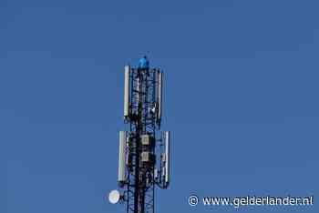 Man klimt in zendmast bij sportclub Bemmel; arrestatieteam gaat naar boven