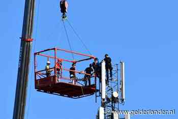 Arrestatieteam haalt vrouw na vier uur uit top van zendmast in Bemmel