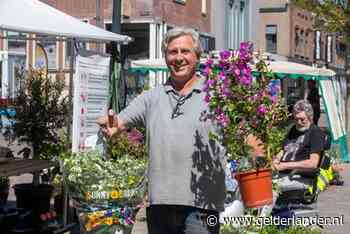 Bloemenvader en -zoon Ton en Tom hebben een topdag op de Veenendaalse markt
