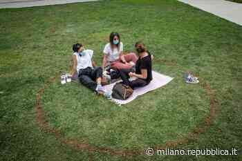 Fase 2 a Milano, cerchi rossi sull'erba per il distanziamento: l'idea alla Biblioteca degli Alberi - La Repubblica