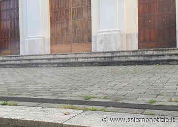 Erba alta sul sagrato dei Cappuccini a Salerno: messe out, zero calpestio fedeli - Salernonotizie.it