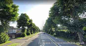 Four in hospital after car crashes into tree in Erith