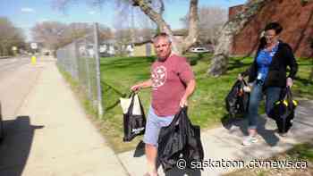 Volunteers deliver 500 crates of food, supplies to help Saskatoon families during COVID-19 pandemic
