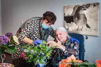 CORONABULLETIN #64: Eindelijk bezoek voor Rikie (87), aso-klanten in de supermarkt en een wanhopige cabaretier