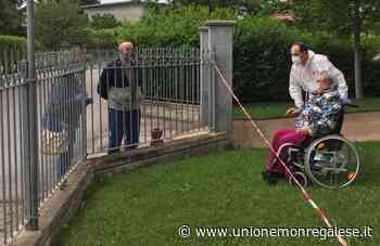 Farigliano: gli ospiti della Casa di riposo incontrano i famigliari in giardino - Unione Monregalese