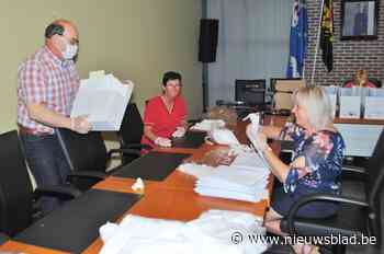 Vijftien vrijwilligers en gemeentepersoneel delen mondmaskers uit - Het Nieuwsblad