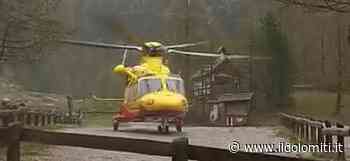 Scivola sull'erba, cade dal muro per oltre 4 metri e sbatte il volto. Incidente sul lavoro per un operaio alla centrale idroelettrica - il Dolomiti