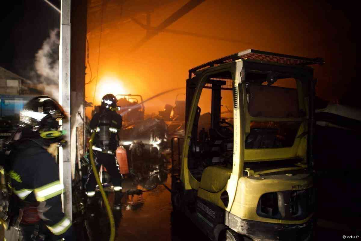 Gros incendie dans un entrepôt de bateaux et de palettes à Seclin - actu.fr