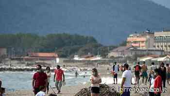 Il derby dell'ombrellone. Spiagge: Marinella apre, Marina di Carrara no - Il Tirreno