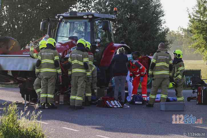 Brommerrijder bekneld onder tractor na aanrijding in Lunteren