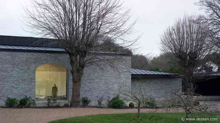 Adam Richards Architects uses brick and black zinc for Walmer Castle learning centre