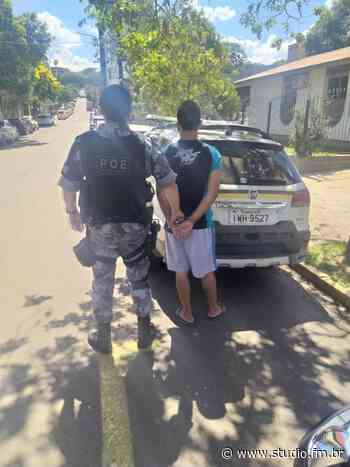 POE prende homem em cumprimento de mandado em Serafina Correa - Rádio Studio 87.7 FM