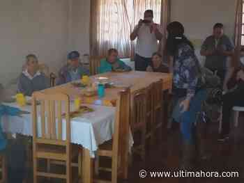 Festejo de cumpleaños con abuelos en hogar de ancianos de Coronel Oviedo - ÚltimaHora.com