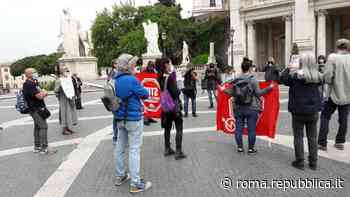 Roma, la protesta delle reti sociali in Campidoglio: "La città è alla fame" - La Repubblica