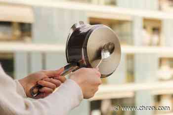 Houston couple bang pots, pans to say thank you to front-line workers - Chron