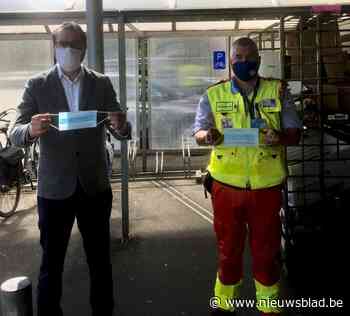 Rode Kruis Zulte deelt mondmaskers uit aan de plaatselijke supermarkten