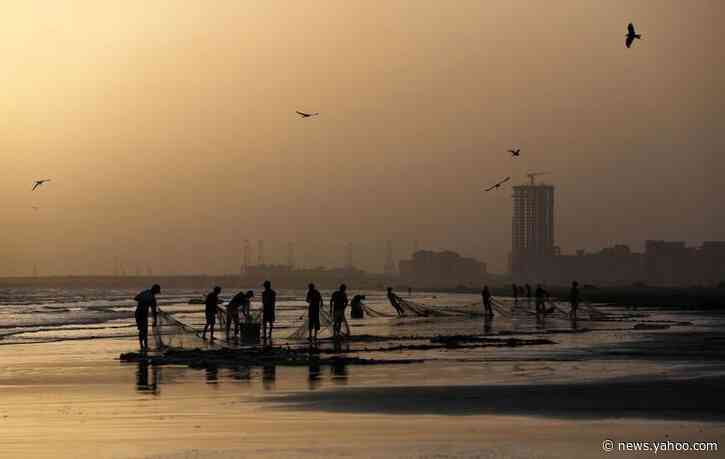 Pakistan resumes domestic flights, insists on masks and empty seats