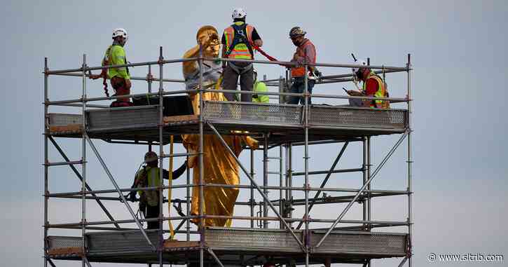 Crews lowering Angel Moroni statue on Salt Lake Temple