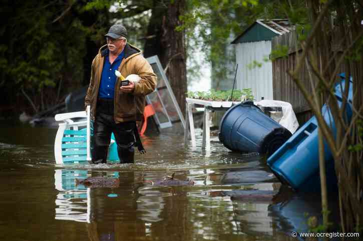 Thousands evacuated as river dams break in central Michigan