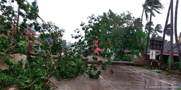 Cyclone batters coast of India, Bangladesh, millions flee