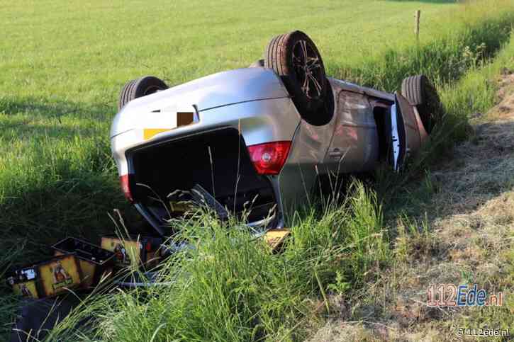 Auto raakt van de weg in Lunteren en belandt op de kop in de sloot