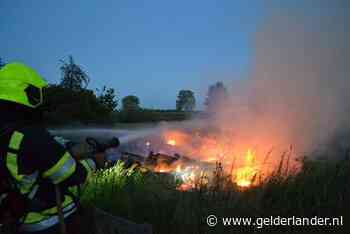 Klusjesman maakt kampvuurtje en gaat naar de wc; weiland vliegt in brand