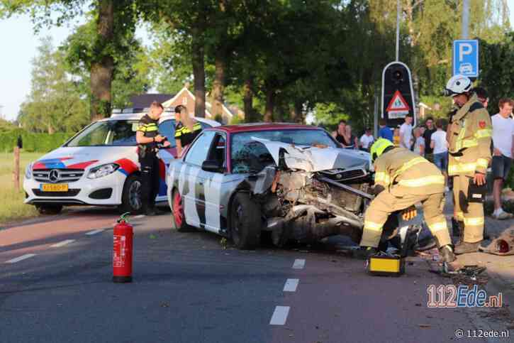 Auto botst frontaal tegen boom op de Hoge Valkseweg in Lunteren