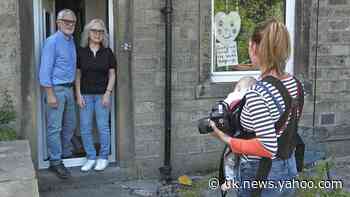 Photographer snaps more than 100 lockdown families on the doorstep