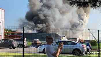 Gros incendie dans une usine près d'Arras, le panache de fumée visible à des kilomètres - actu.fr