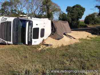 Caminhão carregado com arroz tomba na BR 285 entre Panambi e Santa Bárbara - Rádio Progresso de Ijuí