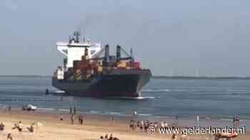 Containerschip vaart recht op Zeeuws strand af, ‘botsing’ ternauwernood voorkomen