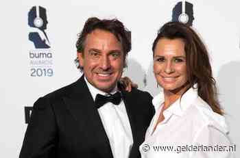 Jada Borsato feliciteert ouders met trouwdag en Geraldine topless gekiekt