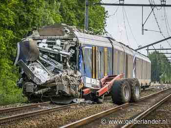 Trein botst op landbouwkar bij Hooghalen: machinist (58) overleden, twee reizigers lichtgewond