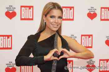 Sylvie in een piepklein zwart jurkje en Geraldine topless gekiekt