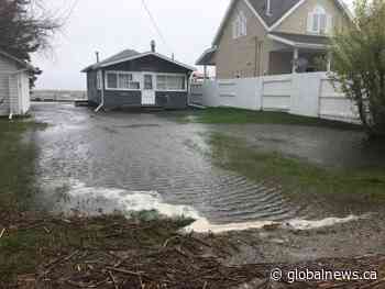 Lakefront community west of Edmonton fights off flooding