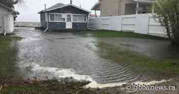 Lakefront community west of Edmonton fights off flooding - Global News