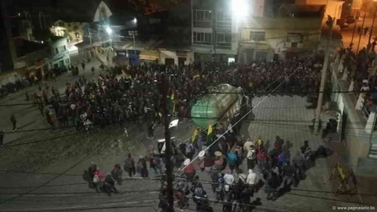 Ayllus causan destrozos en Uncía y Llallagua, los vecinos se unen para evitar agresiones - Pagina Siete